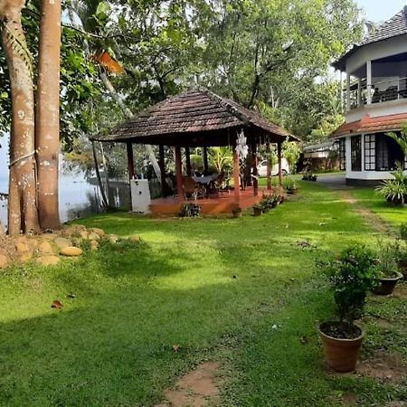 Lovedale Lakeside Homestay Alappuzha Exterior photo